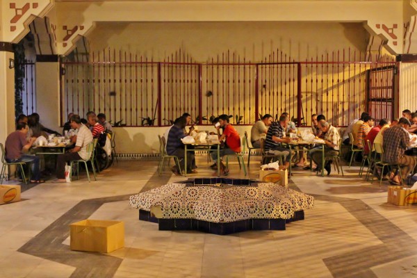 Musulmanes disfrutan del Iftar de Ramadan en Mezquita Central de Madrid